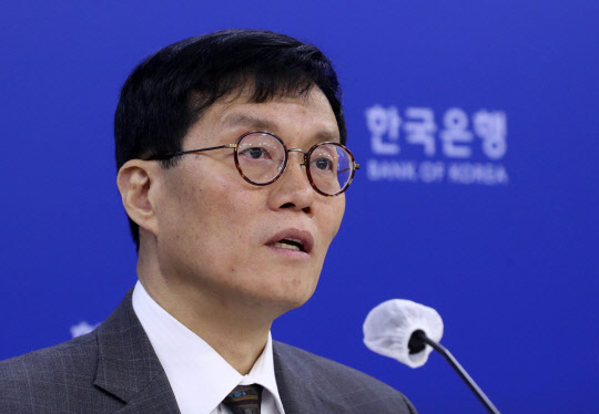 이창용 한국은행 총재는 11일 "시장의 금리 인하 기대가 과도하다는게 금통위원의 중론"이라고 지적했다. 연합뉴스